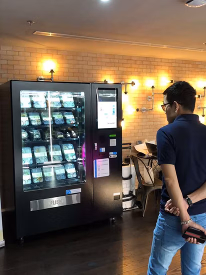 21.5 Inch Touch Screen Drink and Snack Vending Machine with Elevator